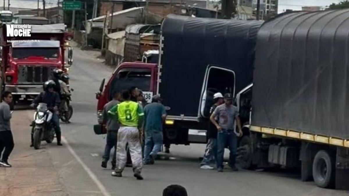 Tres personas fueron arrolladas por un camión que fue impactado por detrás en Santa Rosa.
