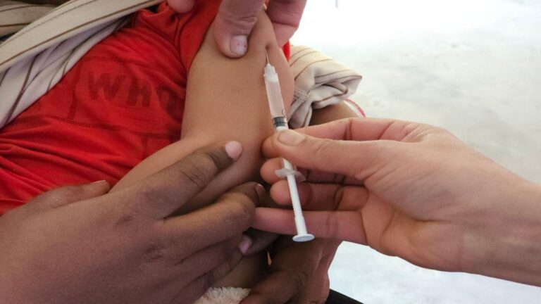 Alerta de salud: la polio no desapareció; denuncian grietas en la vacunación