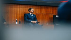 Sin mesa y sin estatus. El ultimátum de Abelardo para desarmarlos