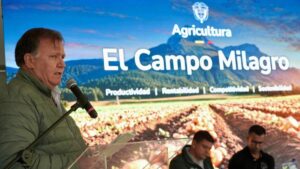 “Se lo daría para ver si hace algo productivo”: Ministro de Agricultura lanzó pulla a Iván Cepeda