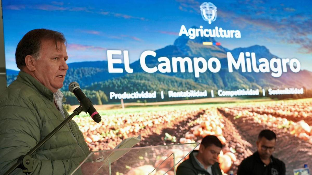 “Se lo daría para ver si hace algo productivo”: Ministro de Agricultura lanzó pulla a Iván Cepeda