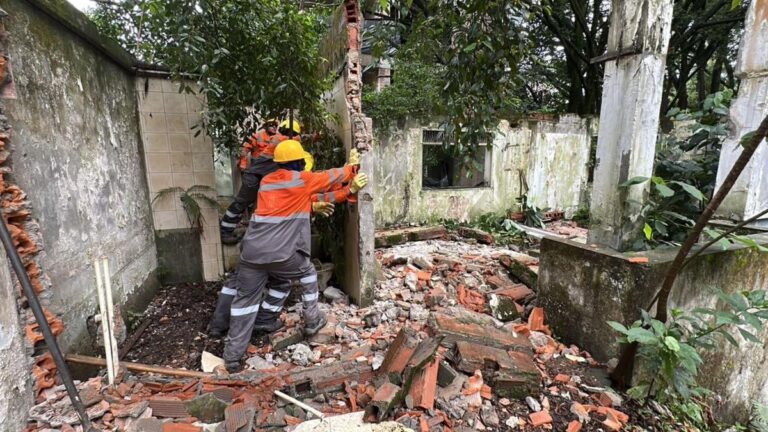 Demuelen en Medellín una casa vinculada a Pablo Escobar: llevaba años convertida en foco de problemas