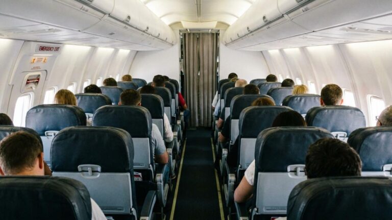 ¡Quiso abrir las puertas del avión en pleno vuelo! Así fue el angustiante momento en el Bogotá-Frankfurt