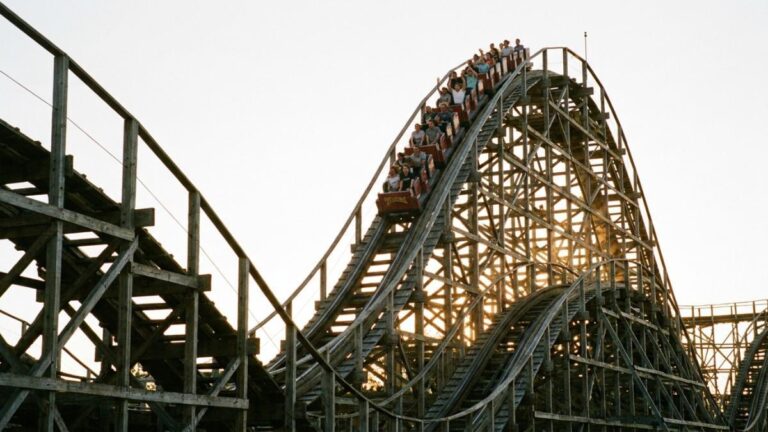 Tragedia en parque de diversiones de Estados Unidos: un muerto y varios heridos en incidente en montaña rusa
