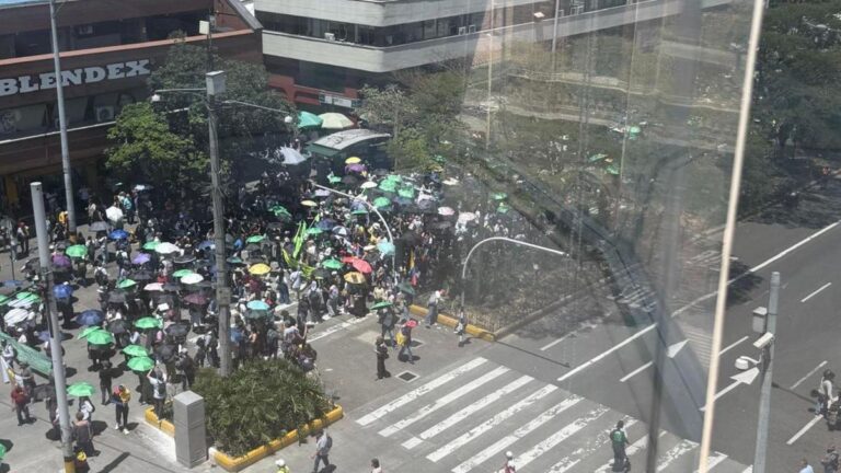 Más de 600 estudiantes se concentran en la Universidad de Antioquia: así avanzan las marchas en Medellín
