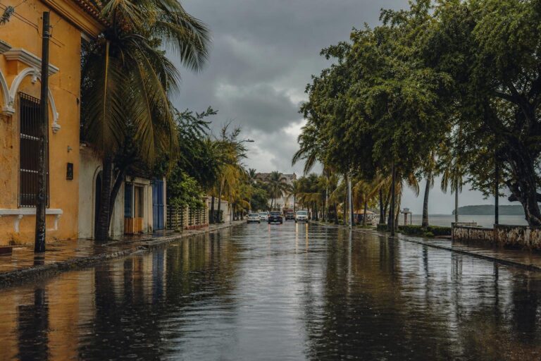 Lluvias desatan caos: Santa Marta en alerta, Barranquilla y Cartagena inundadas