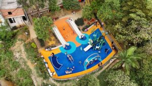 De espacios deteriorados a lugares para jugar: así están recuperando los parques de Medellín