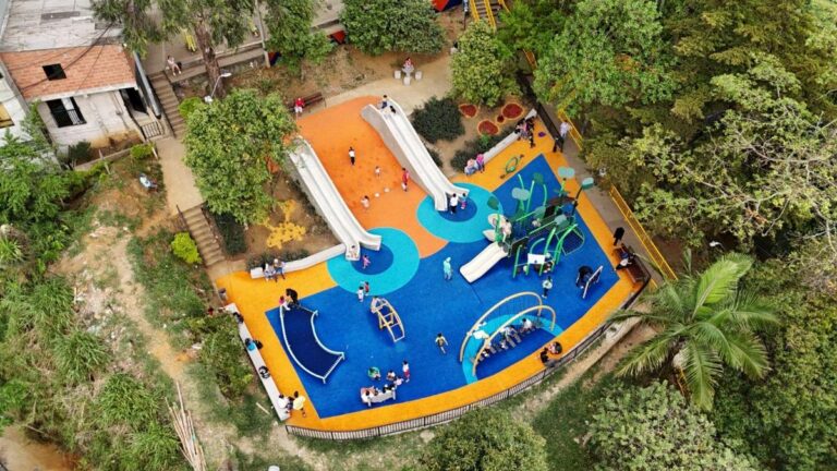 De espacios deteriorados a lugares para jugar: así están recuperando los parques de Medellín