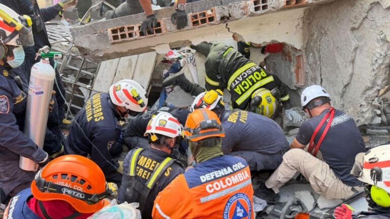 Así lograron sacar con vida a mujer atrapada tras colapso de vivienda en Pereira