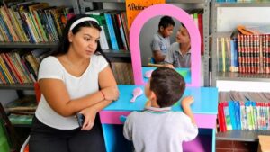Más de 5.600 niños en Antioquia aprenden que las tareas del hogar son responsabilidad de todos