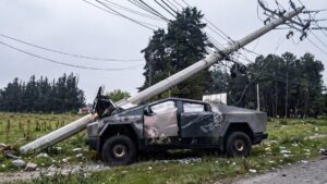Cybertruck tumbó un poste en Rionegro: estas son las imágenes