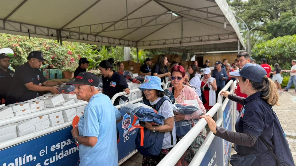 Más de 5.000 vendedores informales se reunieron en Medellín: ¿qué busca la Alcaldía?