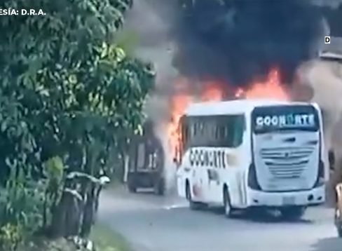 06_BUS_WWW_ANDRÉS CALDERÓN